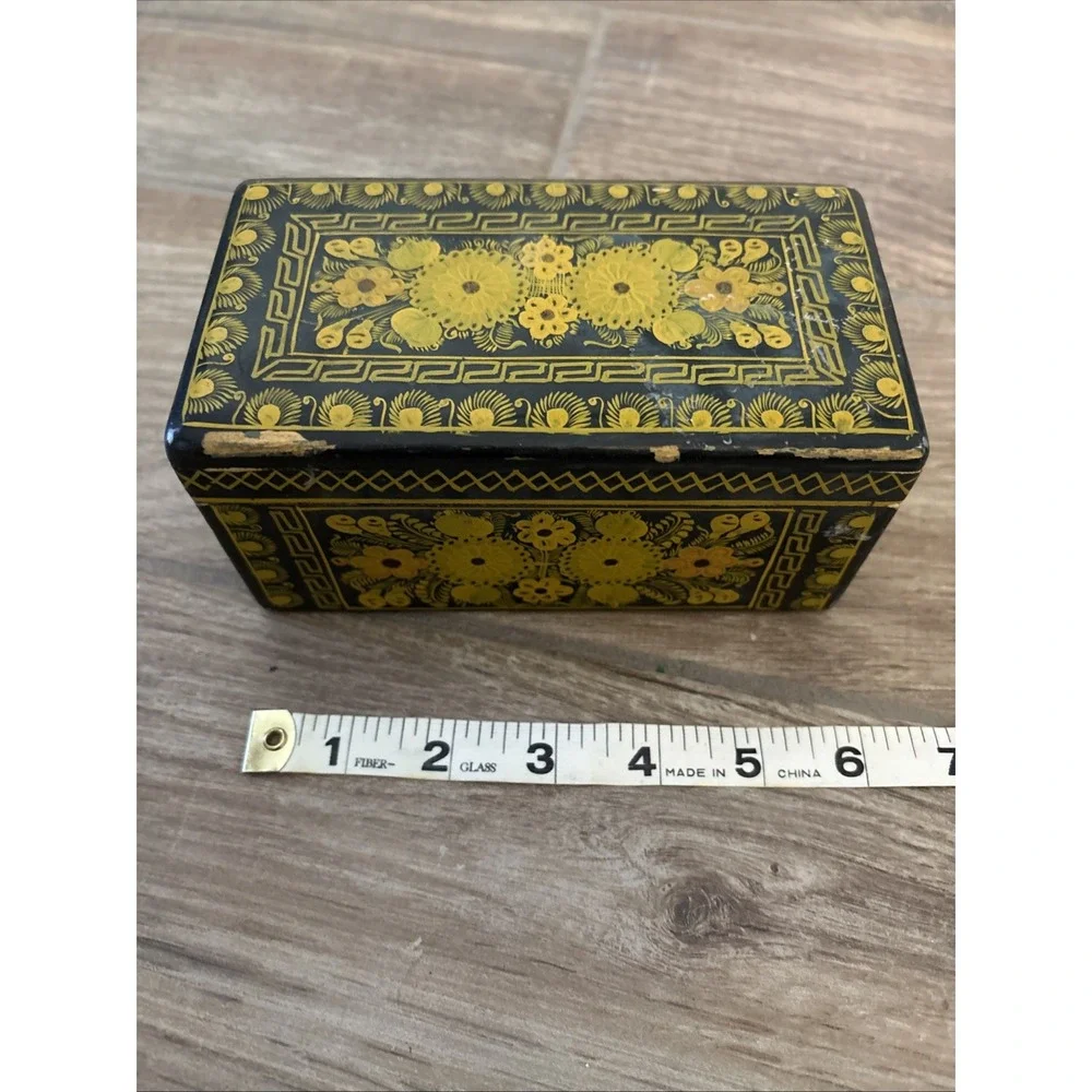 Vintage Hand Carved Lacquer Box, Olinala Mexico‎ - Flowers & Foliage